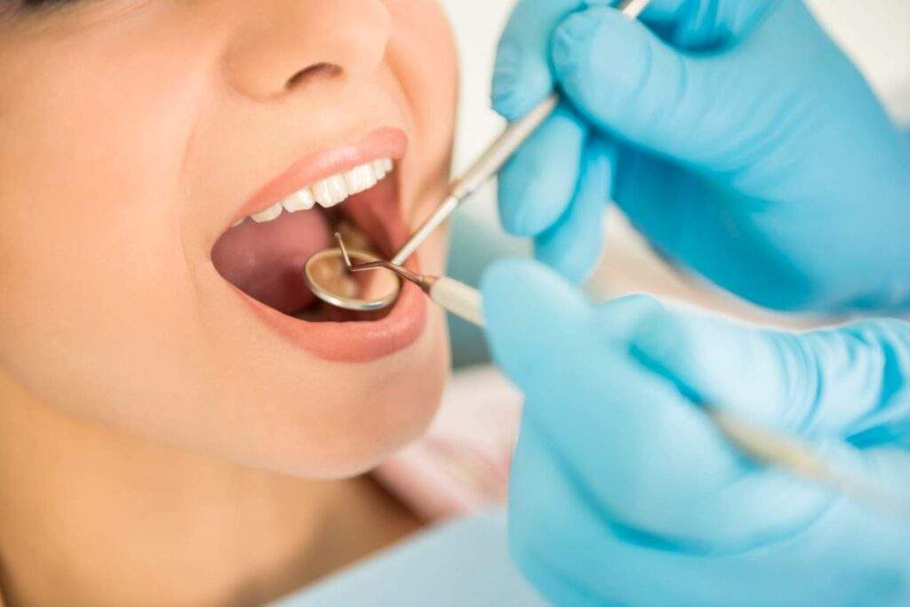 Revisión dental con instrumental durante una consulta de odontología integral en Barcelona